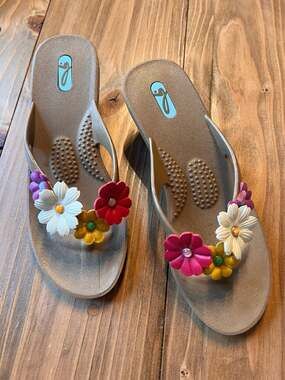 Oka-B Lucy Flip Flops with Multi-Colored Flowers in Chai Floral Accents Size M/7